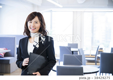 ビジネス オフィス 女性 ビジネスマン ビジネス オフィス 女性 ビジネスマン 38429275