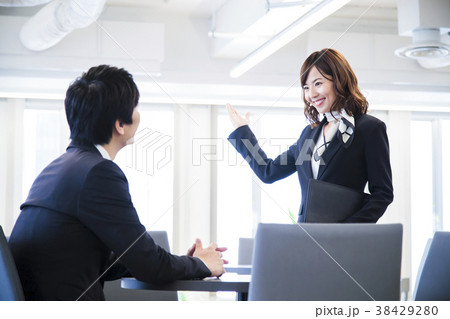 ビジネス 受付 オフィス 女性 ビジネスマン ビジネス 受付 オフィス 女性 ビジネスマン 38429280