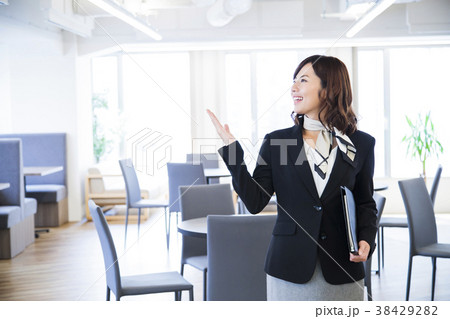 ビジネス 受付 オフィス 女性 ビジネスマン ビジネス 受付 オフィス 女性 ビジネスマン 38429282