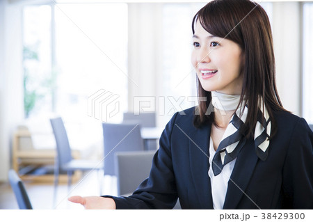 ビジネス 受付 オフィス 女性 ビジネスマン ビジネス 受付 オフィス 女性 ビジネスマン 38429300