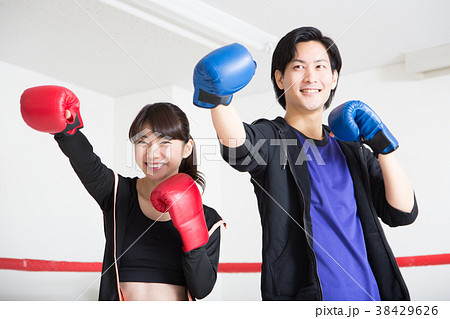 若い男女（ボクシング） 38429626