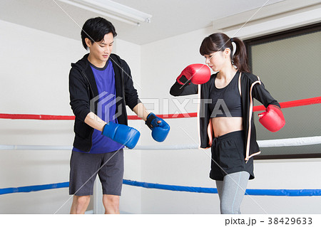 若い男女 ボクシング の写真素材