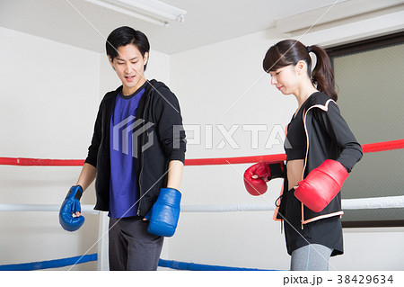 若い男女（ボクシング） 38429634