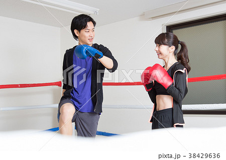 若い男女（ボクシング） 38429636