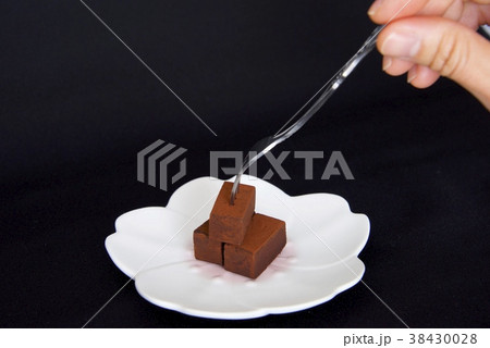 生チョコにフォークを刺すイメージ(黒バック) 生チョコにフォークを刺すイメージ(黒バック) 38430028