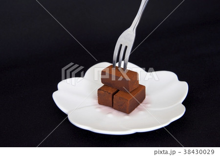 生チョコにフォークを刺すイメージ(黒バック) 生チョコにフォークを刺すイメージ(黒バック) 38430029