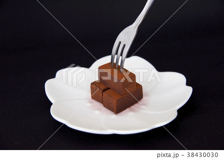 生チョコにフォークを刺すイメージ(黒バック) 生チョコにフォークを刺すイメージ(黒バック) 38430030