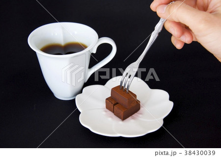 フォークを刺した生チョコとコーヒーのイメージ(黒バック) フォークを刺した生チョコとコーヒーのイメージ(黒バック) 38430039