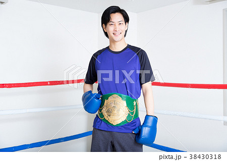 若い男性（チャンピオンベルト） 38430318