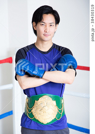 若い男性（チャンピオンベルト） 38430319