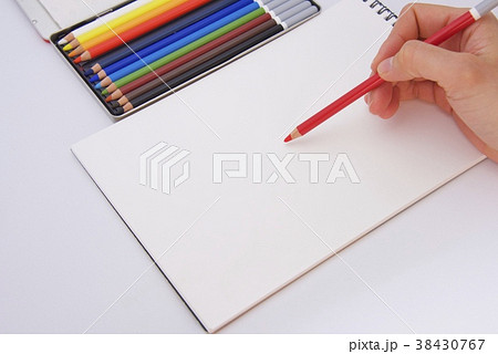 色鉛筆とスケッチブックに絵を描くイメージの写真素材