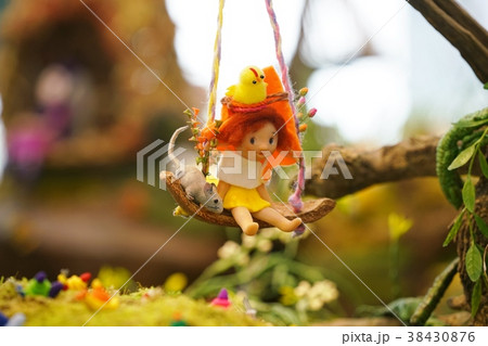 森の中の人形、子ども、妖精のイメージ 森の中の人形、子ども、妖精のイメージ 38430876
