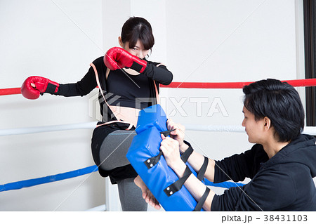 若い男女（キックボクシング） 38431103