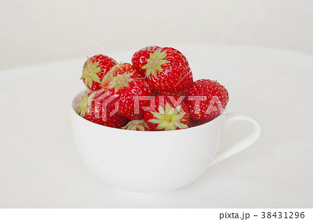 ティーカップの中のイチゴ 38431296