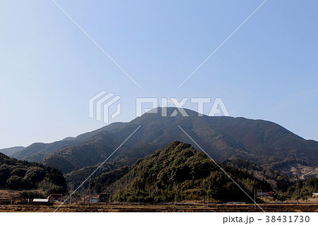 華山（げさん，山口県）の西市盆地より望む遠景 38431730
