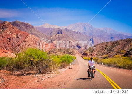 Man cycling on the empty road to Cafayate 38432034