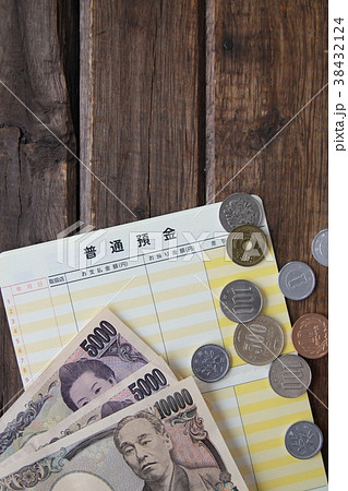 日本の銀行の普通貯金通帳とお金　無記帳の通帳 38432124