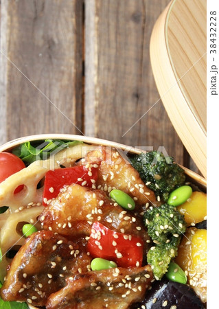 曲げわっぱに入れた鯖の竜田揚げと野菜の甘酢和えの一品弁当 38432228