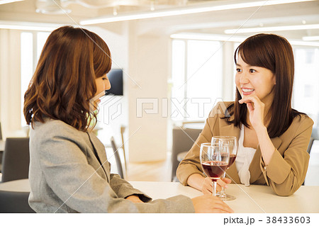飲み会 ちょい飲み 女性 ビジネスマンの写真素材