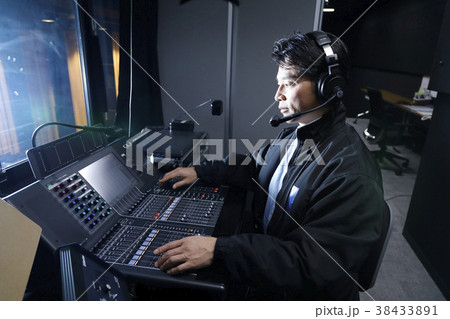 スタジオ　音響　音楽　音響技師　ミキサー　劇場　裏方 38433891