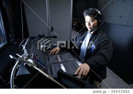 スタジオ 音響 音楽 音響技師 ミキサー 劇場 裏方 スタジオ 音響 音楽 音響技師 ミキサー 劇場 裏方 38433892