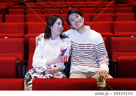 映画を鑑賞する男女 38434254