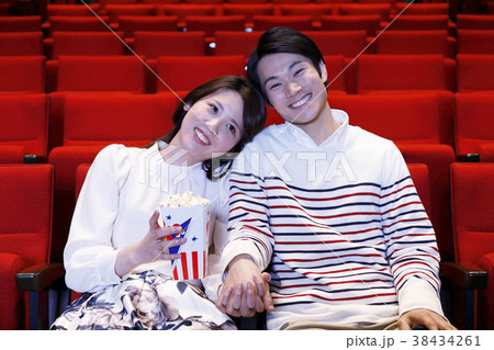 映画を鑑賞する男女 映画を鑑賞する男女 38434261
