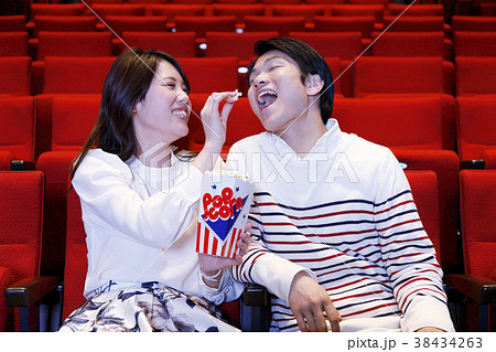 映画を鑑賞する男女 映画を鑑賞する男女 38434263