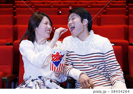 映画を鑑賞する男女 38434264