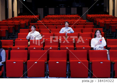 映画を鑑賞する人 38434322