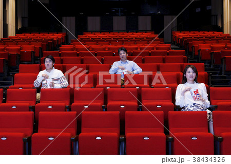 映画を鑑賞する人 38434326