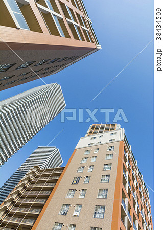 タワーマンションと青空のスペース 38434509