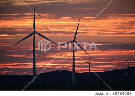 夕景の空をバックに北海道江差町の風力発電の風車を撮影 38434688