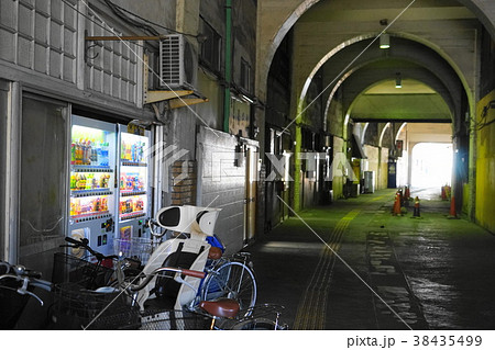 2月　横浜209鶴見線国道駅前高架下通路 38435499