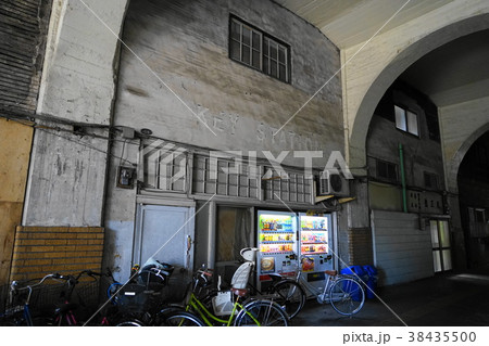 2月　横浜210鶴見線国道駅前高架下通路 38435500