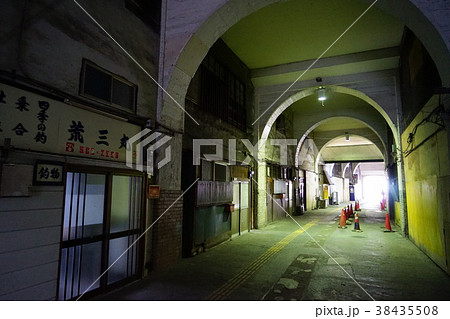 2月　横浜218鶴見線国道駅前高架下通路 38435508