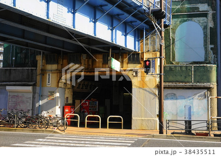 2月 横浜221鶴見線国道駅前高架下出入口の写真素材