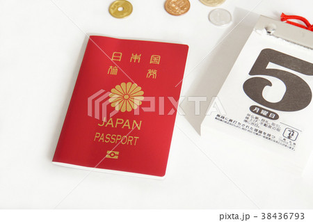 パスポートと日めくりカレンダー 38436793