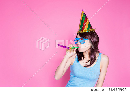 woman take noisemaker 38436995