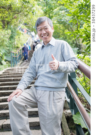 old man with health knee 38437299