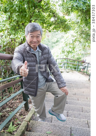 old man with health knee old man with health knee 38437303