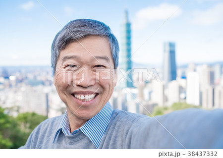 old man selfie happily 38437332