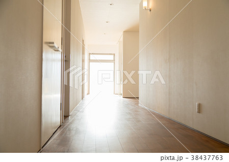 大豪邸の廊下 無人の写真素材