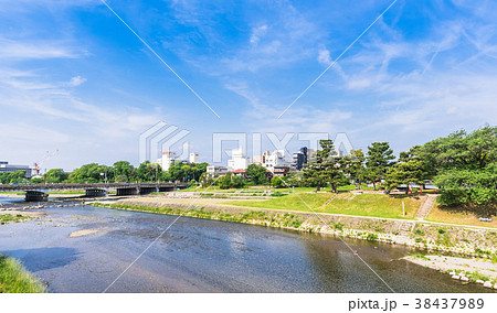 春の京都　賀茂大橋と高野川 38437989
