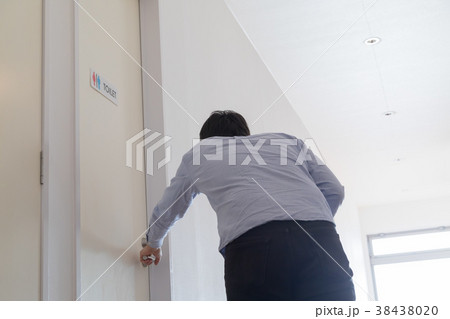 トイレに駆け込む男性 腹痛 食あたり トイレに駆け込む男性 腹痛 食あたり 38438020