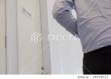 トイレに駆け込む男性 腹痛 食あたり トイレに駆け込む男性 腹痛 食あたり 38438022