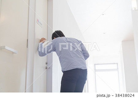 トイレに駆け込む男性 腹痛 食あたり トイレに駆け込む男性 腹痛 食あたり 38438024