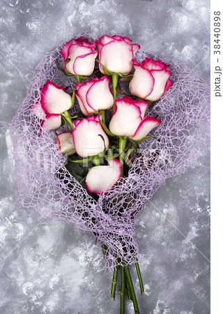 Red white rose flower bouquet on stone table. 38440898