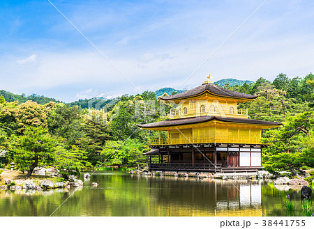 春の京都 金閣寺の写真素材