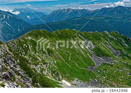 北アルプス・黒部五郎岳山頂から見るカールへの登山道と立山・雲ノ平・水晶岳の眺め 北アルプス・黒部五郎岳山頂から見るカールへの登山道と立山・雲ノ平・水晶岳の眺め 38442986
